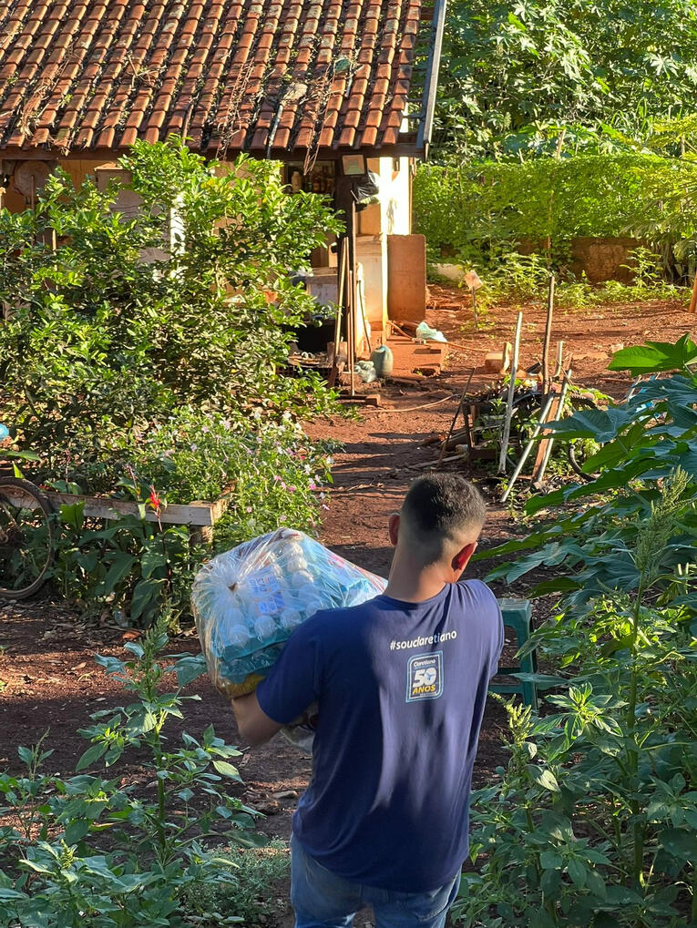 2025 - Voluntário fazendo uma entrega
