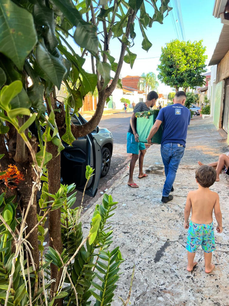 2025 - Voluntário carregando uma cesta