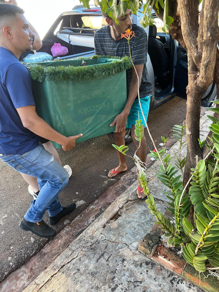 2025 - Voluntário descarregando uma cesta